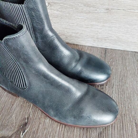 Wedge Fashion Boots: UGG Joey Wedge for Style & Comfort  UGG Australia Women\'s Joey Flat Chelsea Boots - Black Size 7